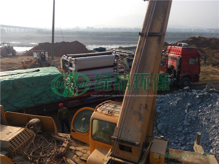 城市河道淤泥用的壓濾機(jī)-帶式連續(xù)壓濾機(jī)怎么樣?