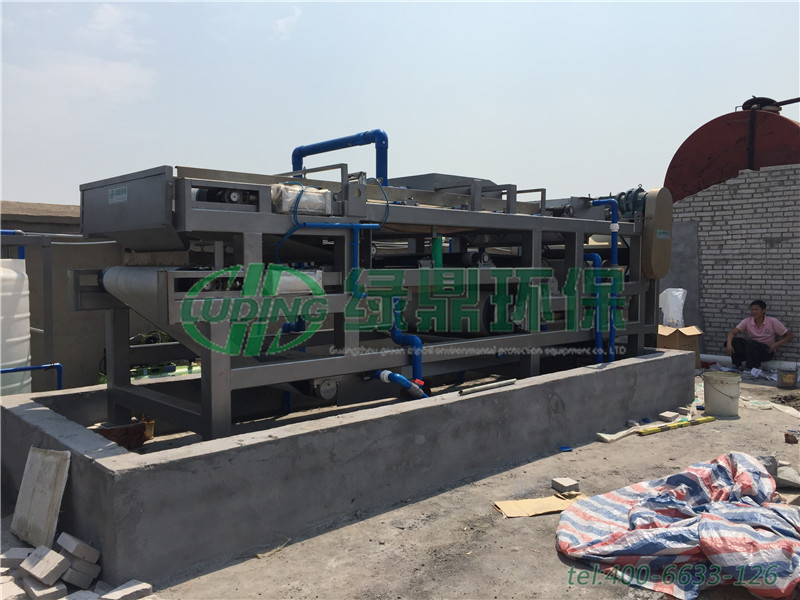 江西帶式壓濾機(jī)處理化工污泥泥漿案例 3