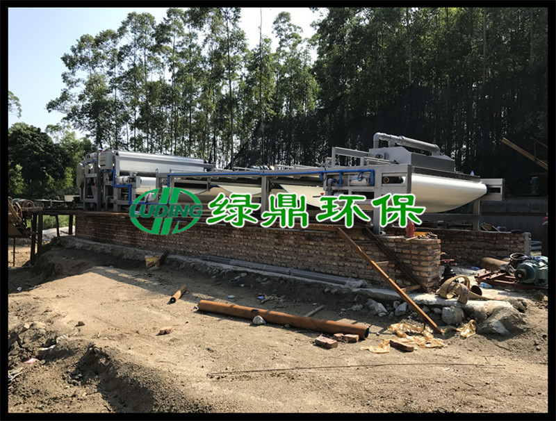 福建洗沙泥漿帶式壓濾機安裝現(xiàn)場 5