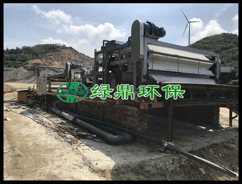 福建洗沙泥漿帶式壓濾機安裝現(xiàn)場 4