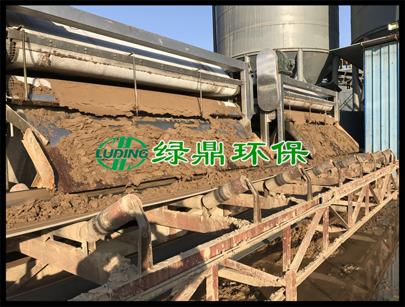 帶式壓濾機(jī)中間壓慮泥干而兩邊泥稀怎么回事? 帶式壓濾機(jī)中間壓慮泥干而兩邊泥稀怎么回事?