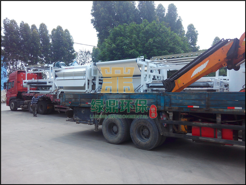 帶式壓濾機(jī)發(fā)往鉆井廢棄泥漿破膠處理工程 3