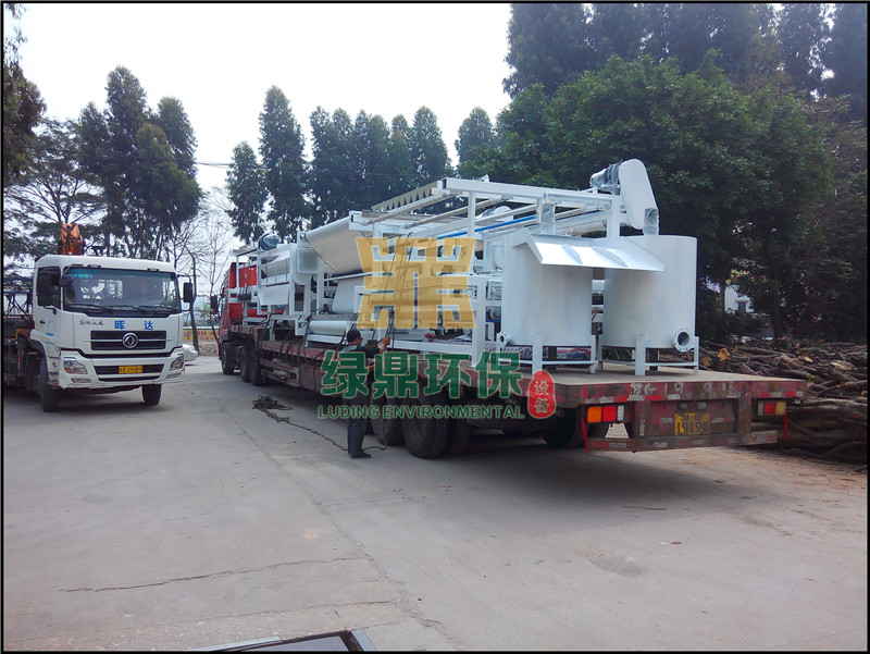 帶式壓濾機(jī)發(fā)往鉆井廢棄泥漿破膠處理工程 2