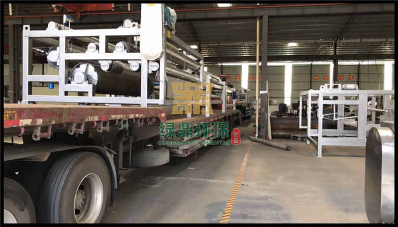 帶式壓濾機發(fā)往鉆井廢棄泥漿固化處理工程 4