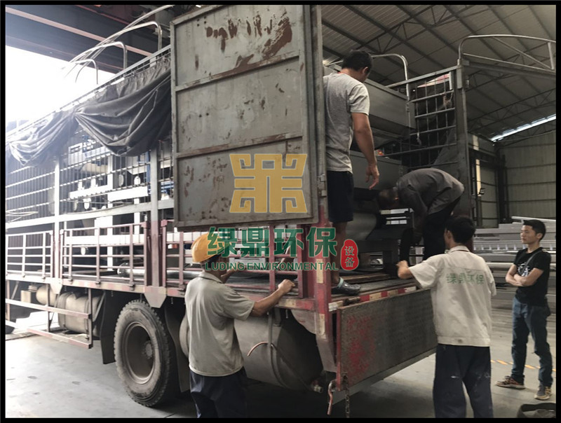 帶式壓濾機(jī)發(fā)往鉆井廢棄泥漿水處理工程 1
