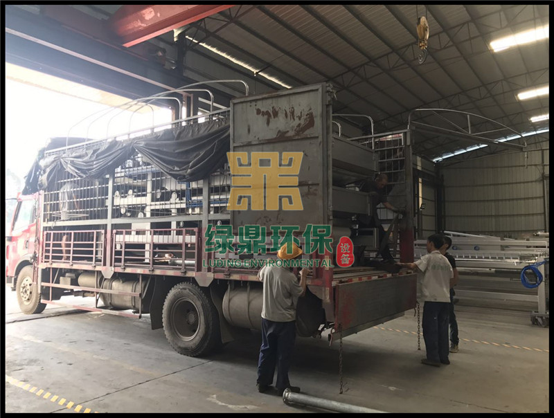 帶式壓濾機(jī)發(fā)往鉆井廢棄泥漿水處理工程 2