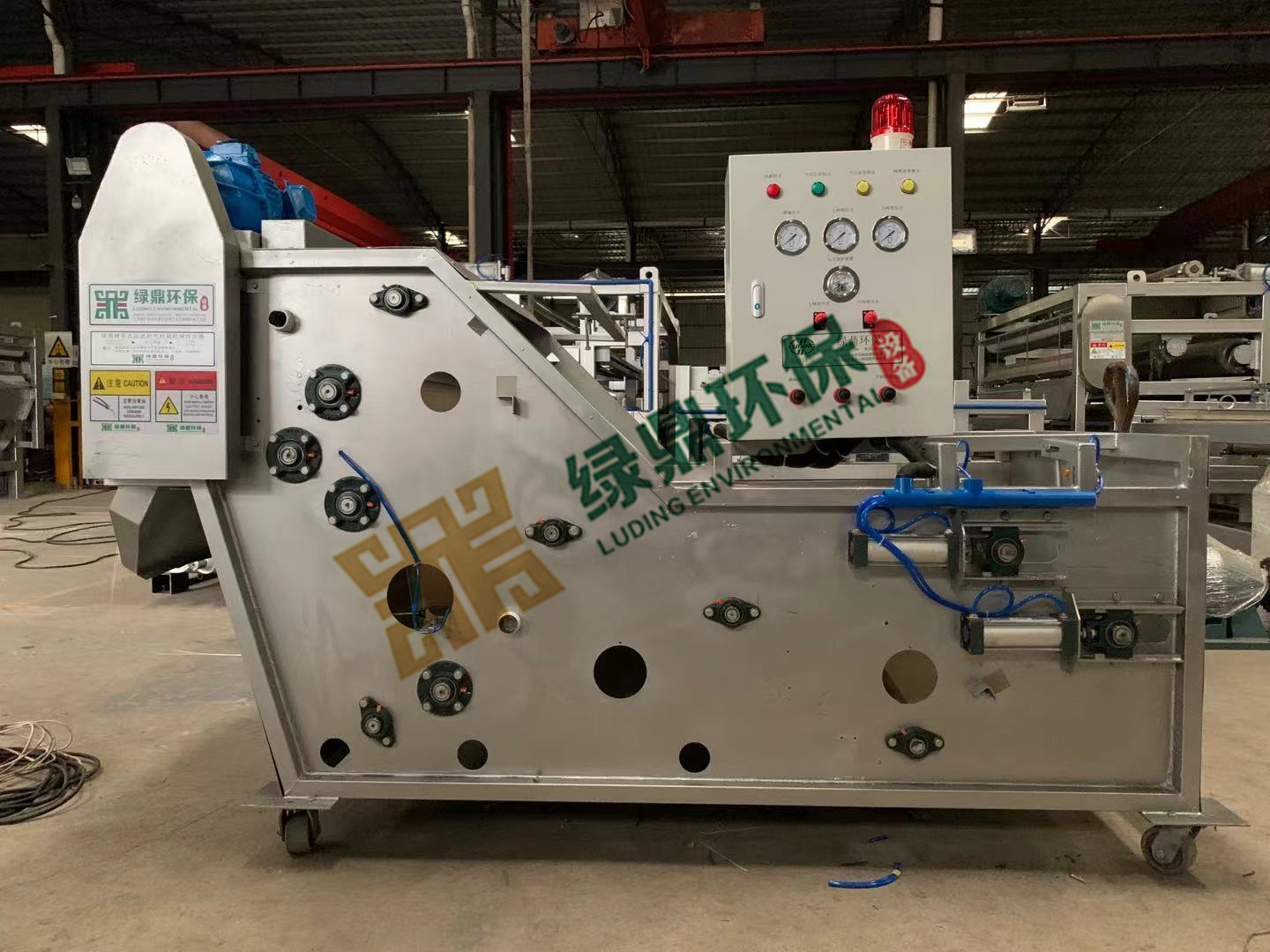 標(biāo)準(zhǔn)緊湊款帶式壓濾機(jī)工廠(chǎng)污泥處理設(shè)備